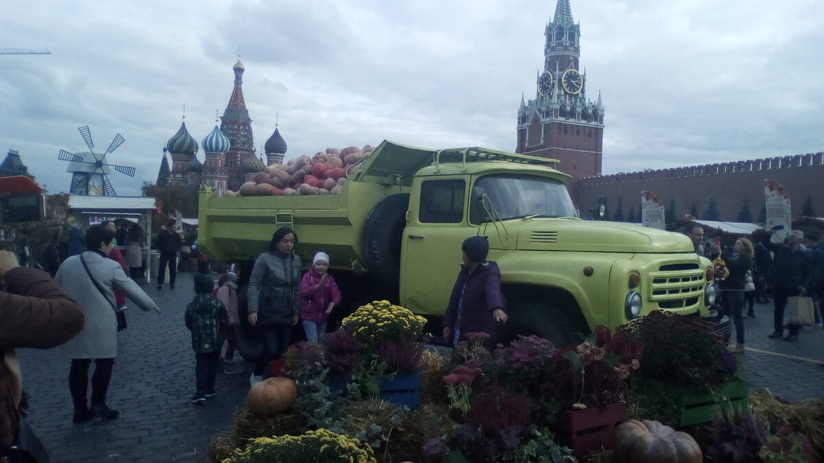 грузовик набитый овощами.