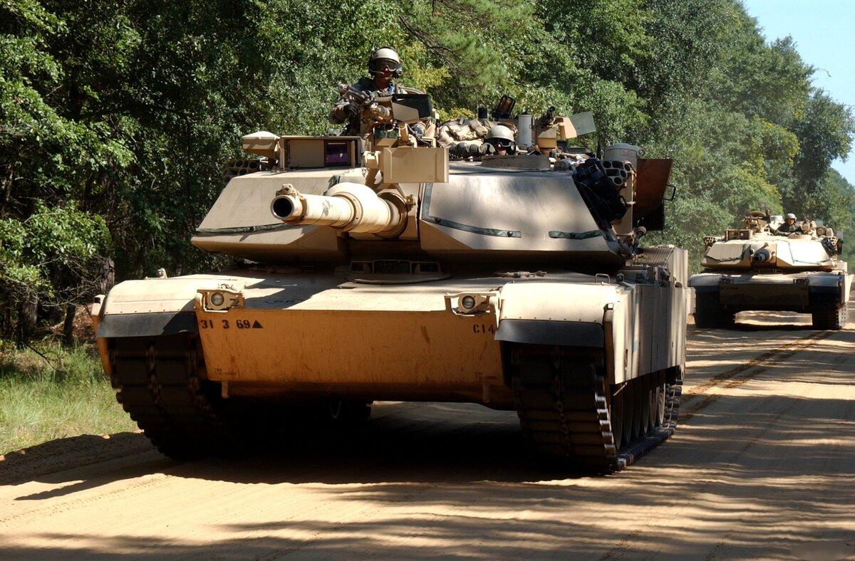 Американские танки Abrams и военнослужащие