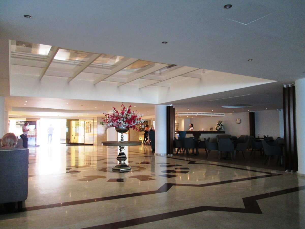 В самолете  каждая вторая женщина была с ребенком дошкольного возраста. И хотя, на удивление дети орали в полете не все, больше капризничали в автобусе ночью, когда развозили по отелям, мы очень хотели, чтобы у нас в отеле их было поменьше. И о, счастье, из нашего рейса мы здесь были одни! Правда нас привезли последними через 1,5 часа.   