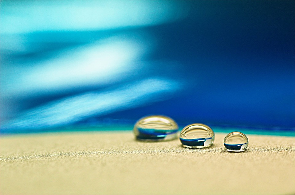 https://cdn.pixabay.com/photo/2017/04/26/10/40/droplets-2262304_960_720.jpg