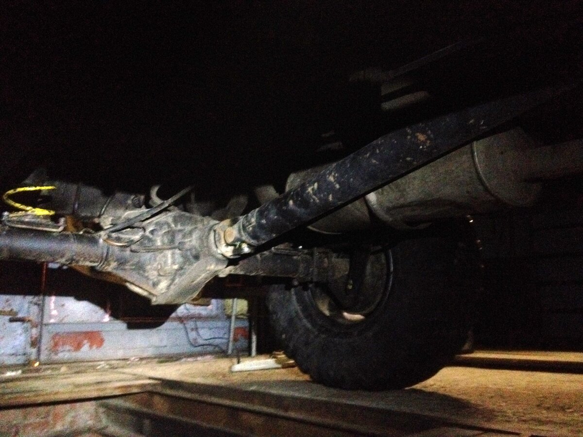 Возможная причина, разные углы работы крестовин. Хвостовик вроде немного задран вверх.