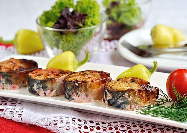 Самый простой рецепт приготовления скумбрии. Рыба готовится просто, быстро, но получается очень вкусной. Советую приготовить запеченную скумбрию.