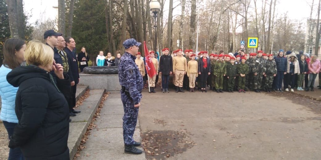  На базе средней школы № 1 г. Лихославля прошел двухдневный военно-спортивный сбор воспитанников Всероссийского детско-юношеского военно-патриотического общественного движения «Юнармия» Лихославльского района.

Для 50 участников сборов сотрудники отдела вневедомственной охраны по Лихославльскому району организовали информационную площадку.

Торжественное открытие началось с церемонии приведения нового пополнения к Присяге. С памятным для юных патриотов событием поздравил инспектор отдела вневедомственной охраны по Лихославльскому району старший лейтенант полиции Андрей Кириченко.