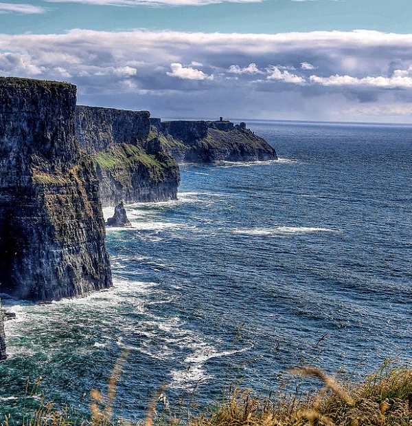 https://cdn.pixabay.com/photo/2019/10/02/10/37/cliff-of-moher-4520630_960_720.jpg