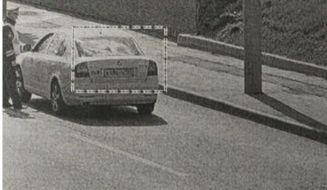 Фиксация нарушения с камеры видеофиксации, где отчетливо виден сотрудник ГИБДД.