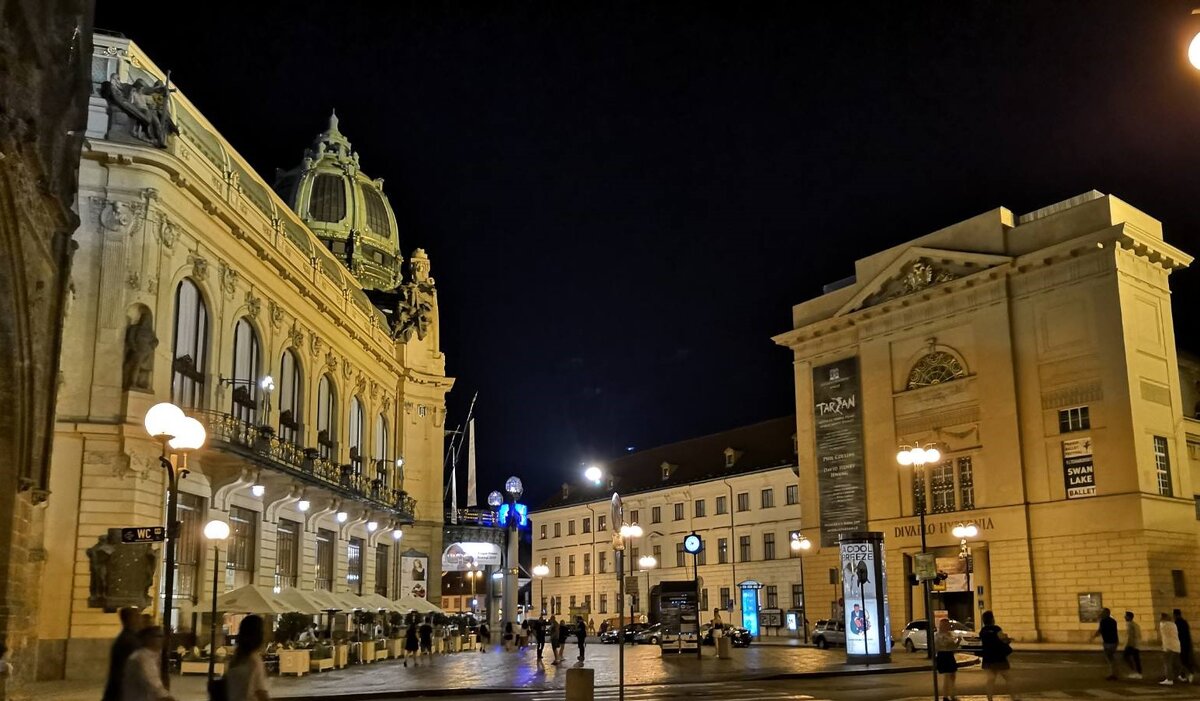 За Общественным домом и театром Гиберния находится Площадь Республики (Náměstí Republiky)