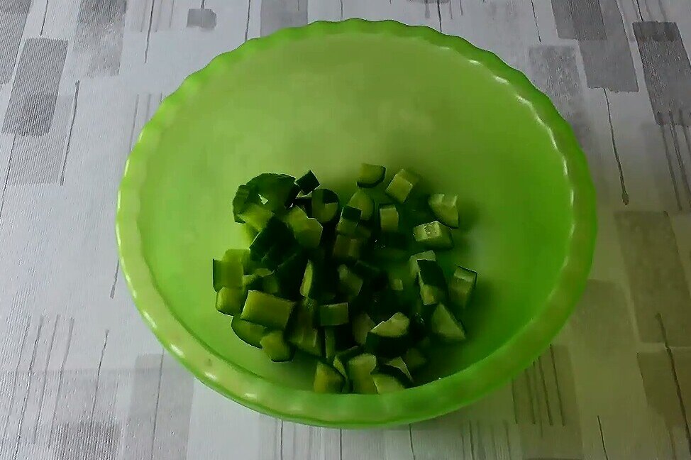 Отправляем огурец в чашу 