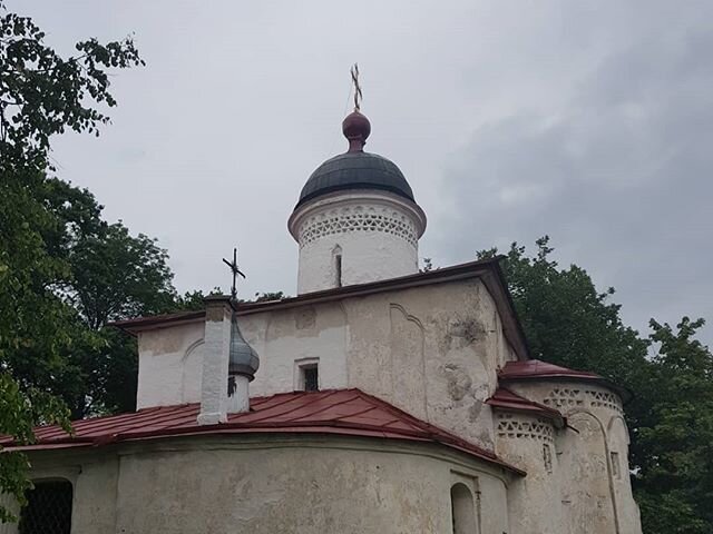 Новгородские шлемовидные купола соседствуют с псковским узором на барабанах