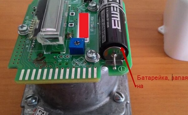 Мало того, эта гадость еще запаяна на плате...