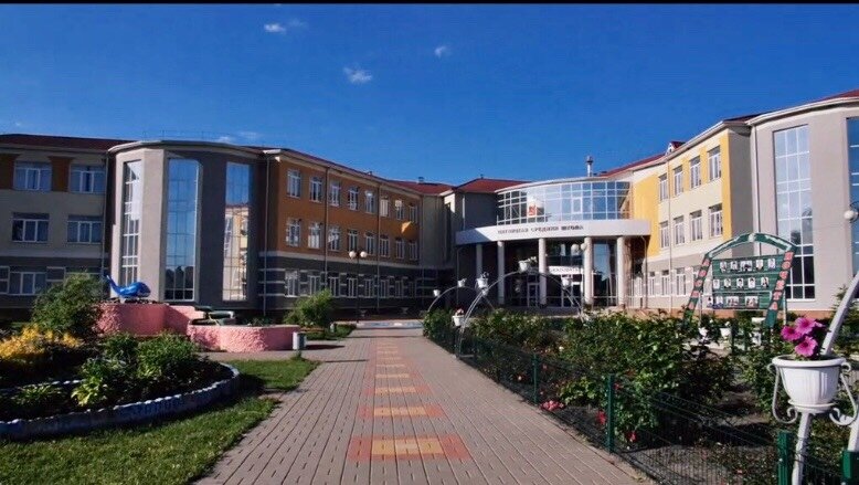    На  Урале  таких  школ   не  увидишь  даже  в   больших  городах  ,  а  тут  в  поселке  отгрохали...