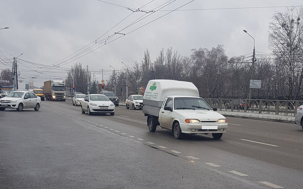 Большинство водителей ездят со светом, но в потоке всегда есть те, кто забывает или не хочет его включать.  Даже невзирая на ухудшение погодных условий. 