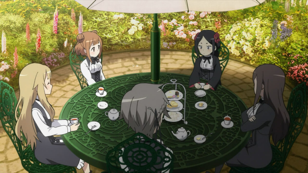 Сценки с милым чаепитием принцессы и её шпионской свиты будут встречаться часто. Они - важная часть темпа истории. То, что с первого взгляда кажется простой забивкой времени, на самом деле, имеет смысл. Всё потому, что любимый сюжетный ход сериала: придавать смысл действиям и событиями задним числом. Причём, героини-то осознают смысл всегда и сразу, а вот зрителя ставят в известность задним числом. Ход, несомненно простой и ленивый, но действенный. Он работает именно потому, что наше внимание всегда перетягивают с важных событий на неважные.