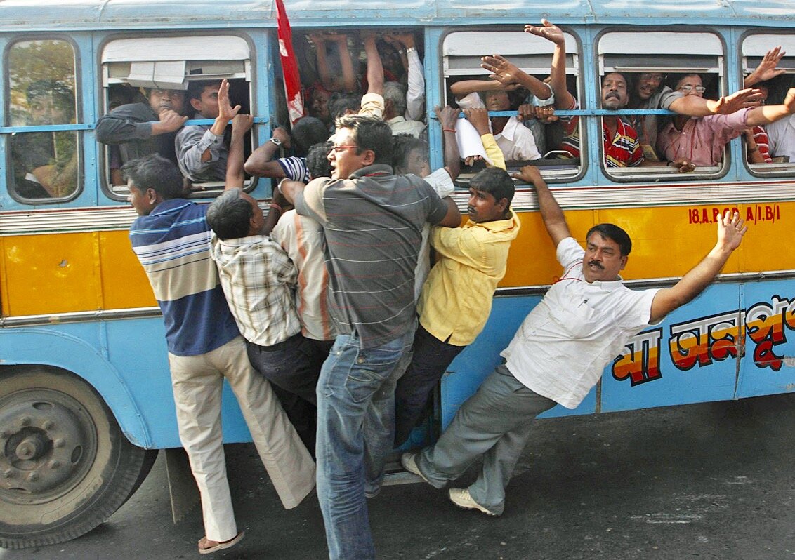 Автобусы в Индии люди висят фото