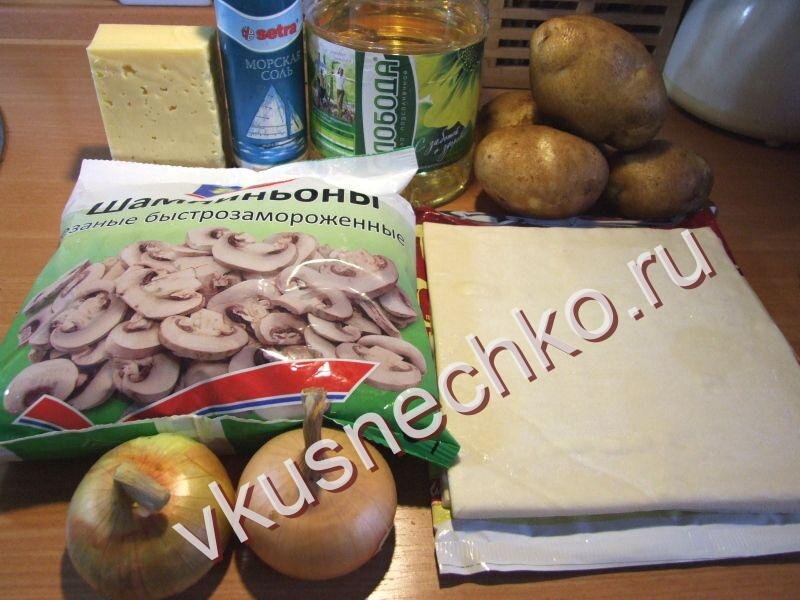 Слоеный пирог с грибами и сыром