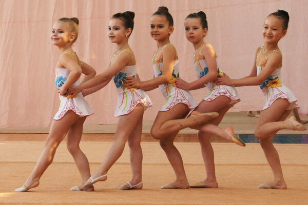 Хорошо, если в семье приветствуется занятия спортом: утром зарядка, пробежки. Дети копируют своих близких. Если они воспитываются в спортивной семье, то другой жизни они просто не будут видеть. В семье художников малыш потянется к кисточкам и краскам. У программистов ребенок сядет за компьютер. 