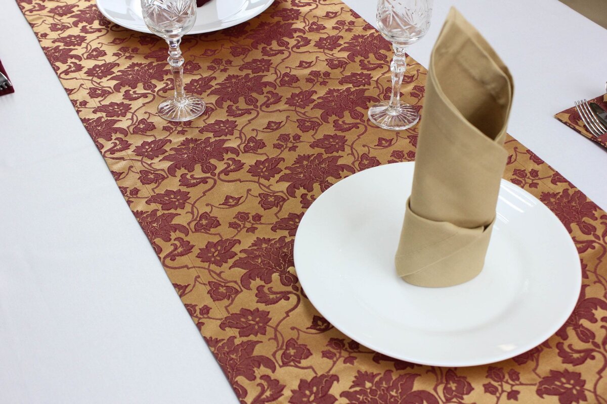 Универсальным элементом декора праздничного стола являются бумажные салф | Instagram