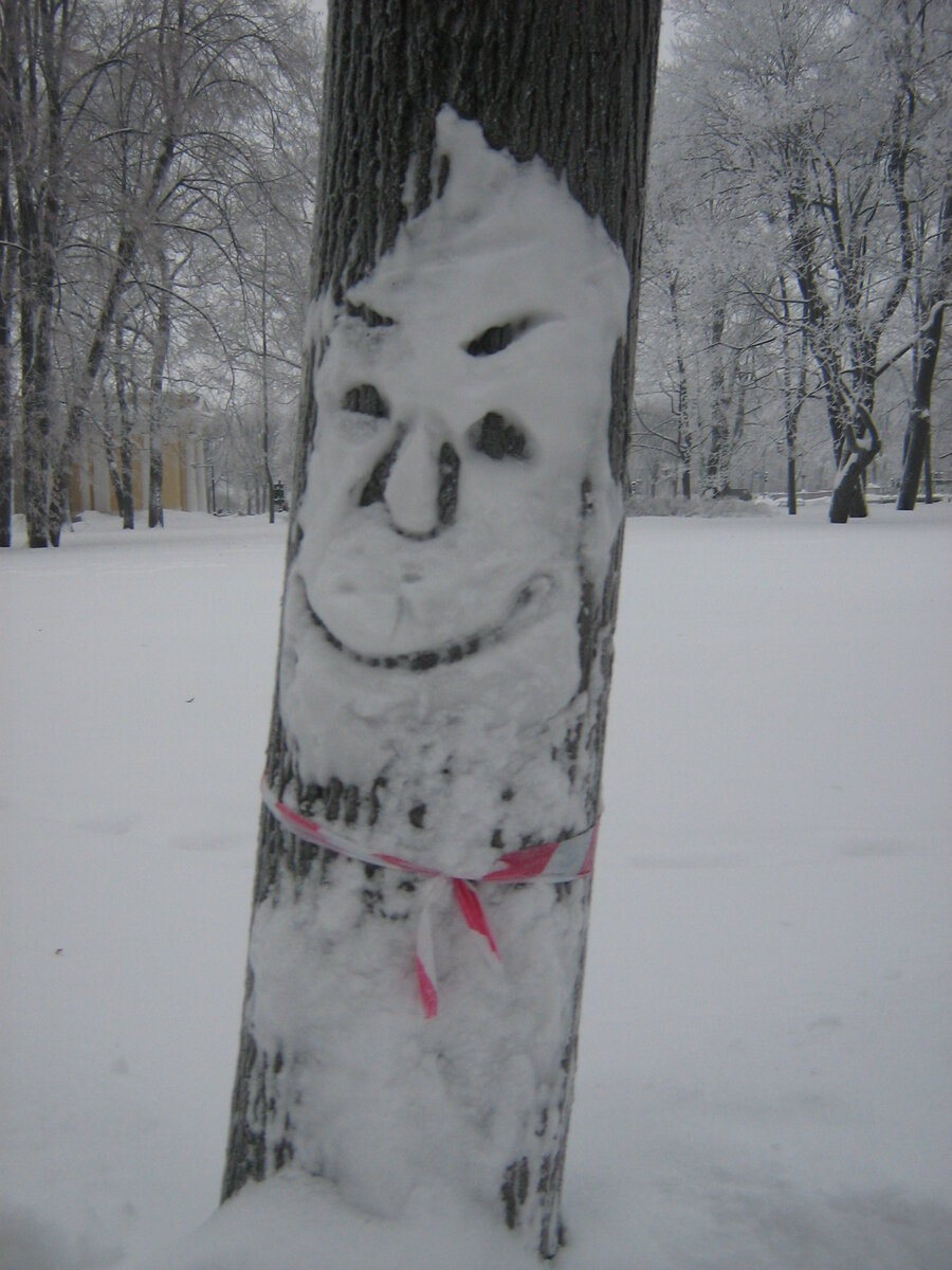 Кто-то веселый нарисовал кого-то счастливого.)