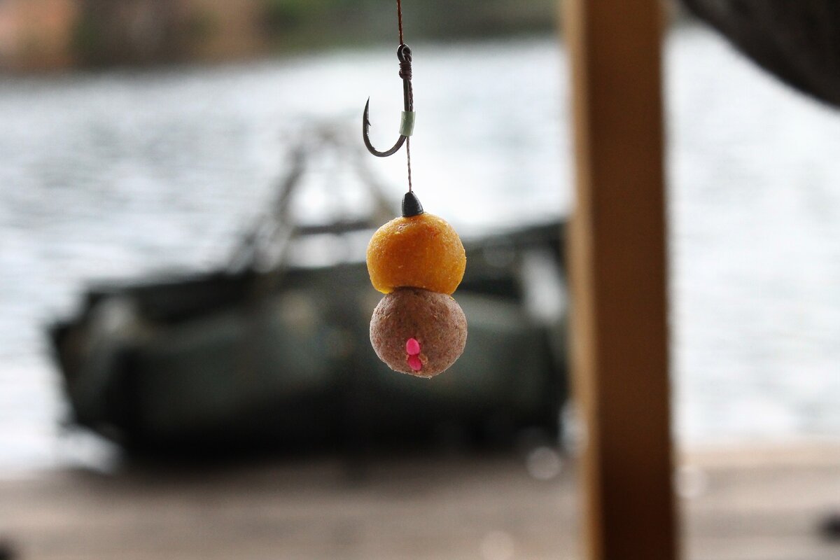 оснастка бойловой снасти. карповая оснастка с бойлами. бойлы на резинке как насаживать. ловля на бойлы. ловля на бойлы оснастка.