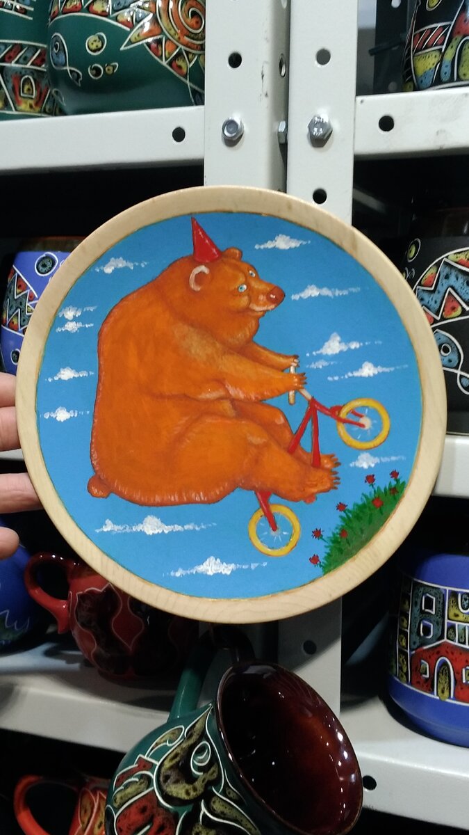 Автор керамического мишки назвал его "Медведь на велосипедь"