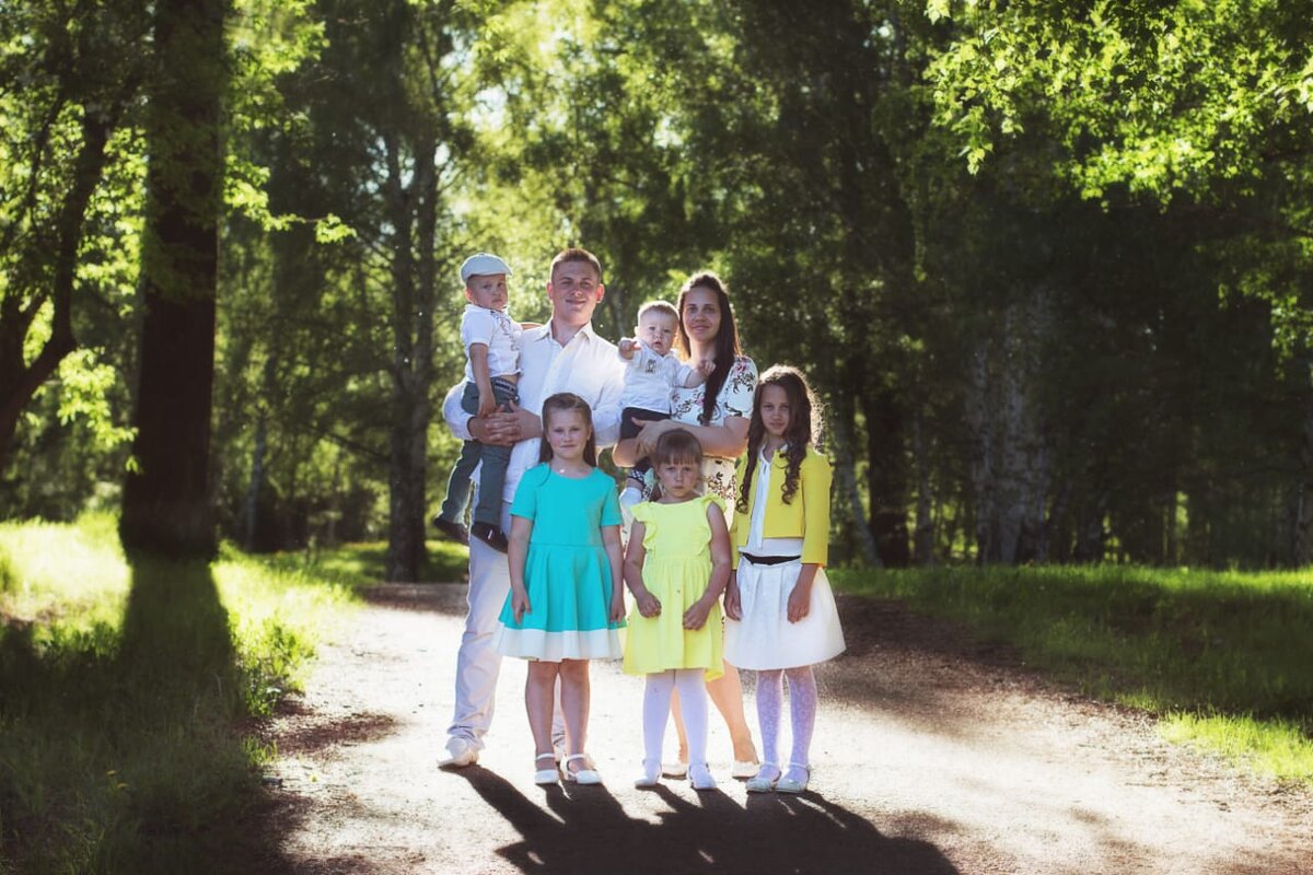 Девченок зовут Маша, Варвара и Надя с лева на права , парней зовут Макар, это который в кепке:) и Арсений . Вот такие у меня хорошие племяшки:)                                                                    подписывайтесь  и ставьте лайки буду скидывать поочередно, кто как живет в моей семье будет очень интересно!!!                                                                                                                                           https://zen.yandex.ru/id/5df7109dd5bbc300b5b69dad?integration=publishers_platform_yandex         