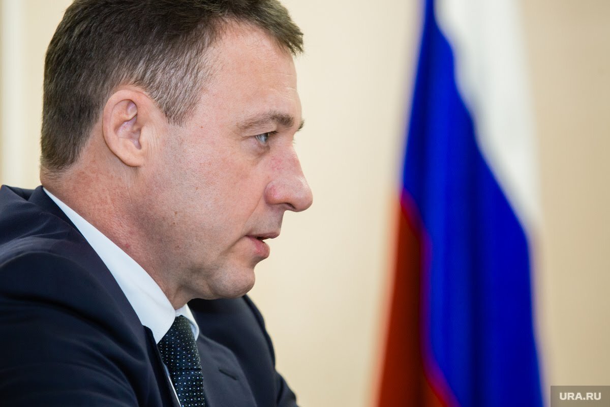Бывший полпред президента России в УрФО, председатель движения «В защиту человека труда» Игорь Холманских предложил ввести в России безусловный базовый доход. Такое заявление Холманских сделал в Общественной палате РФ в ходе пленарного заседания международной конференции «От неравенства к справедливости. Мировой опыт и решения для России».

Безусловный базовый доход (ББД) —регулярная выплата, которую получает каждый гражданин со стороны государства или организации, независимо от уровня дохода и занятости. По мнению спикера, введение этой инициативы в России «безусловно хорошо с точки зрения простого человека», однако сложно пока говорить, как скоро государство сможет найти средства на воплощение идеи.

Также Холманских заявил, что сейчас размер средних российских заработных плат является фактором раздражения. По статистике, которую он привел, средняя зарплата в России составляет 47,5 тысячи рублей. В Москве эта цифра в 2018 году составила 85 тысяч рублей, в то время как, например, в Свердловской области люди получают за свою работу менее 40 тысяч рублей.