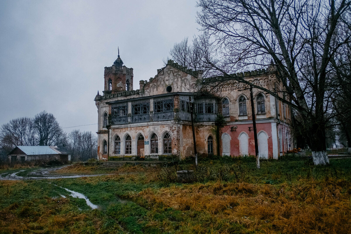 Имение Полторацких в Авчурино. Полуразрушенный дом-замок в Авчурино. Усадебный дом Авчурино. Усадьба Полторацких Торжок. В старинной усадьбе где