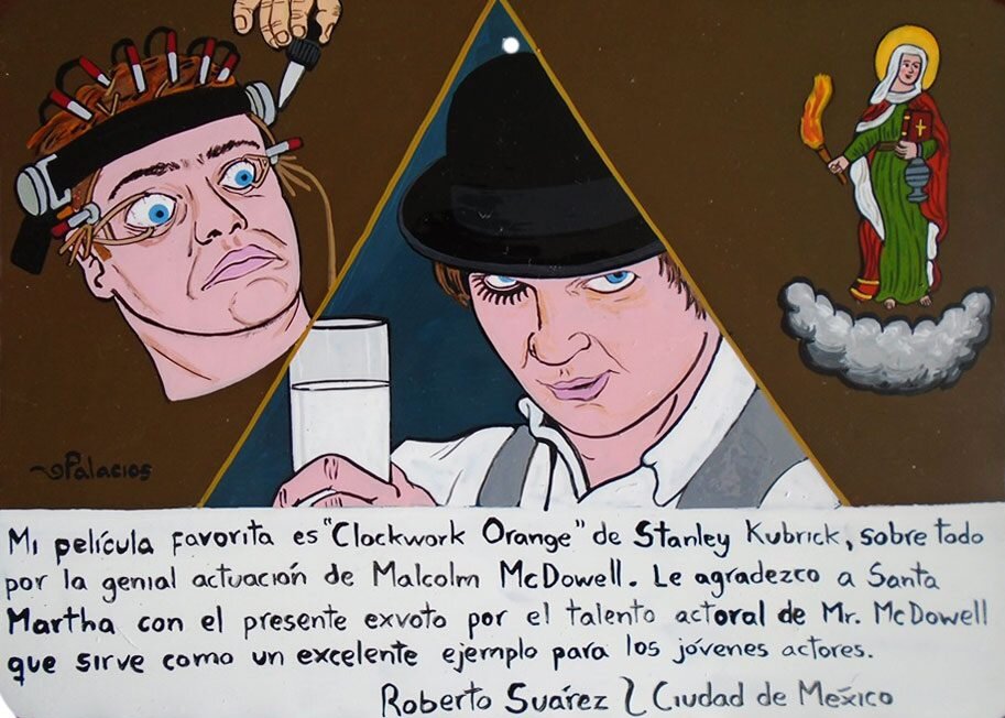 "Заводной апельсин" Стэнли Кубрика — мой самый любимый фильм. Прежде всего, благодаря гениальной игре Малькольм Макдауэлла. Благодарю Святую Марту этим эксвото за актерский талант мистера Макдауэлла, который служит великолепным примером молодым актерам. 
Роберто Суарес \ Мехико
