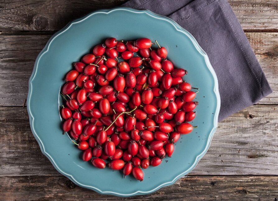 Ингредиенты:

1 кг шиповника

1 литр воды

0,5 кг сахара

1 большой лимон (лимонный сок)