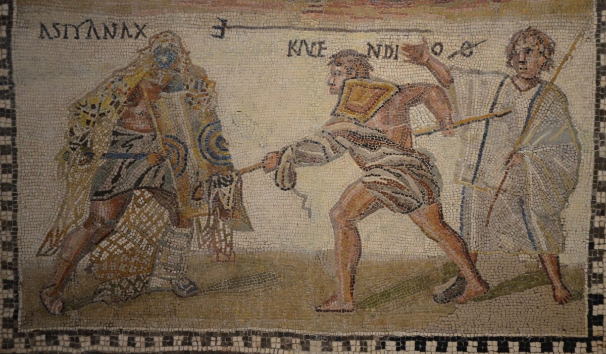 Мозаика, изображающая "бойца с сетью" ("retiarius") по имени Календио, вооружённого трезубцем и кинжалом, и "преследователя" ("secutor") по имени Астианакт. 3 век н.э., Национальный Археологический Музей Испании, Мадрид.