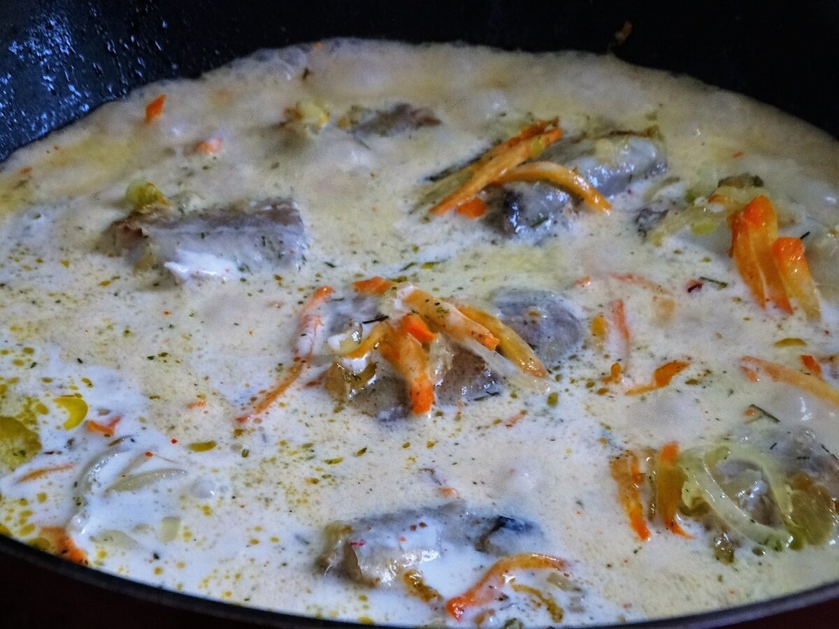 Рыба с подливкой на сковороде. Рыба в сметанном соусе на сковороде. Минтай с овощами в сметане. Рыба в сметанном соусе на сковороде с луком и морковью. Вкусно приготовить минтай на сковороде со сметаной