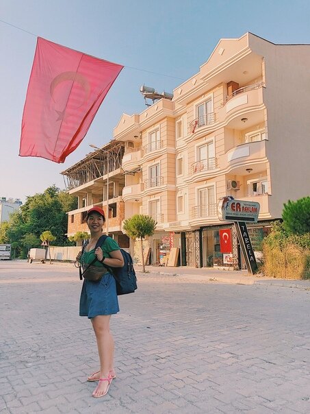 НЕ ПОВТОРЯЙТЕ НАШИХ ОШИБОК!

Сидим мы значит в аэропорту Лондона, расстроенные и подавленные, смотрим, как улетает наш самолёт. Молчим. Я стараюсь взять себя в руки, хотя я ещё та истеричка неуравновешенная, просто молча плачу. Муж спокоен как слон, или делает вид. Сердце бешено стучит от адреналина, в такой ситуации мы никак не ожидали оказаться. Шоковое состояние не отпускает.

Через какое-то время, Коля говорит мне, пойдём в ближайший отель, чтоб воспользоваться там интернетом (интернета у нас в аэропорту не было). Мы идём. Снова молча. В голове тысяча мыслей, как будем выходить из этой ситуации. Мои силы иссякли, начинает клонить в сон, мы всю ночь не спали, а на утро получили ещё и такой стресс. От нервов разболелась страшно голова. За день начал болеть живот и не отпускал. Резко наступает ещё и голод, а денег в местной валюте не осталось.

Пришли в отель, сели в холл, подключились к интернету. Голова не соображает. Каждый пытается найти решение. Я ищу билеты на ближайшие рейсы хоть куда-нибудь (где безвизовый въезд). Цены, будто полет в космос. Причём все с пересадками. Думаем, может остаться в Лондоне, но как же без страховки, тем более виза заканчивается. Ну может хотя бы на пару дней? Не, посмотрели цены на жильё, это тоже жесть. Надо ведь бронировать заранее.

Я просто хочу лечь спать. Просто спать. Я не могу уже терпеть несколько полетов, пересадок, передвижений. Мне кажется, что вот-вот, и я упаду в обморок. Меня начинает тошнить от усталости.

Нашли самые дешёвые билеты в Даламан (Турция), в этот день, через 3 часа вылет. Начинаем оформлять билеты, всплывает окно, что слишком мало времени осталось до рейса, поэтому онлайн оплата невозможна.

Пошли снова в аэропорт. Подходим к кассе авиакомпании, спрашиваем про билеты до Даламана (цена одного билета ~18339 рублей), нам выдают цены выше, чем мы видим в интернете. Почему? Отвечают, что на месте цена дороже.

Отходим, возникает идея пойти по всем кассам и узнать цены на ближайшие их вылеты. Узнали, хватаемся за голову. Надо лететь в Даламан! Что это? Где это? Не важно, нужно срочно покидать Великобританию здесь и сейчас.

Нам пожалуйста два билета до Даламана!

#ВиталияХон_Турция #отдых #путешествия