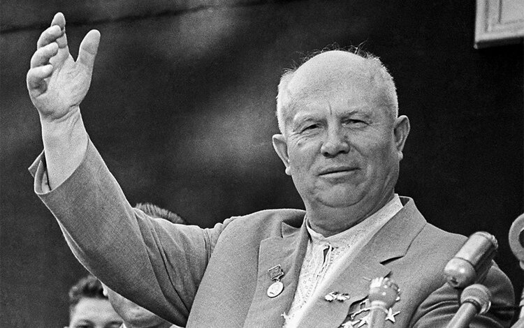 Часто можно услышать мнение многих убежденных сталинистов,мол Никита Хрущев и его правление начало краха СССР,но так ли это,кто заложил бомбу замедленного действия под страну,может еще Ленин нарезав кучу республик,ну да ладно сейчас речь не об этом.