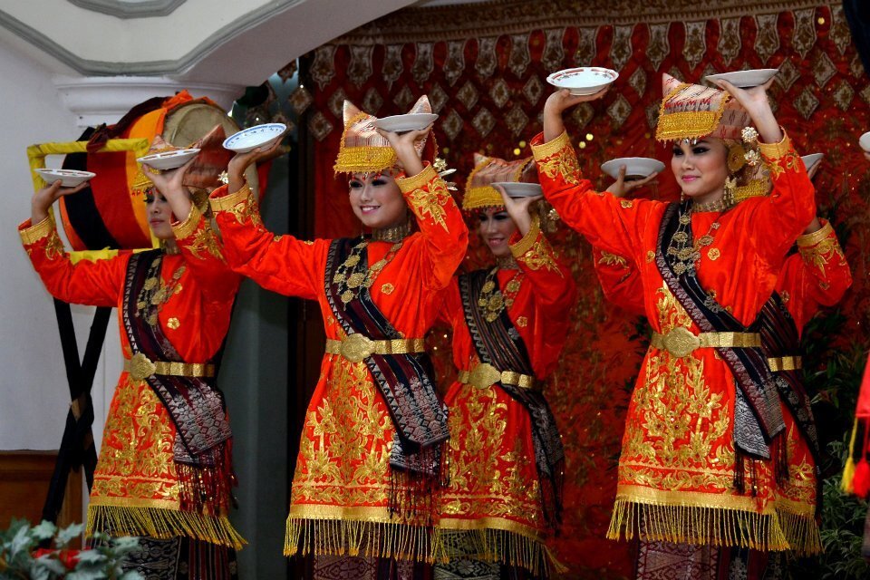 Фото: Погадаев В.А. Счастливые минангкабайки танцуют