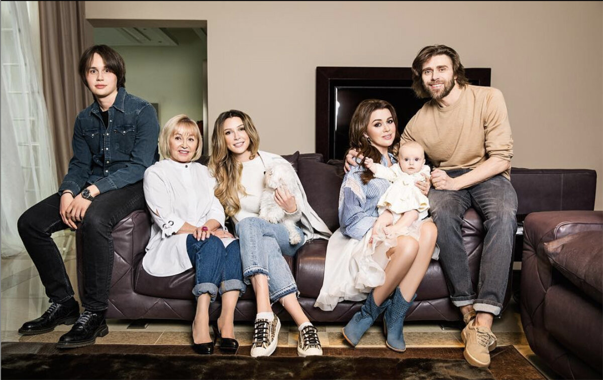 АНАСТАСИЯ ЗАВОРОТНЮК С СЕМЬЕЙ