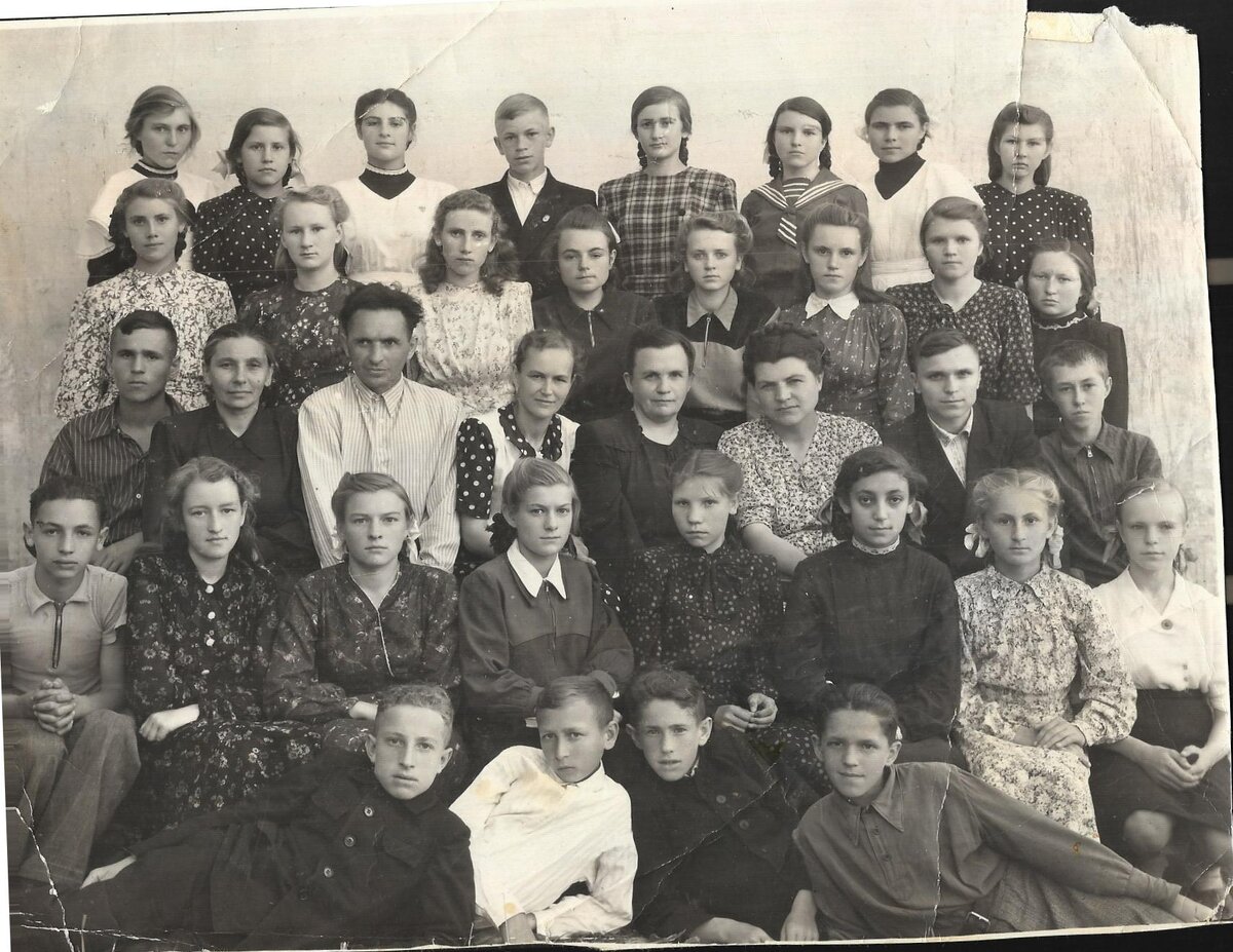 ПЕРВЫЙ ВЫПУСК.1954 год.!10-й -А-класс.ВО ВТОРОМ РЯДУ СЛЕВА-первая учительница нашего класса 1-4-АННА ИЛЬИНИЧНА.В ПЛАТЬЕ С ГОРОШКОМ-КЛАССНЫЙ РУКОВОДИТЕЛЬ 5-7 класс НИНИ СТЕПАНОВНА /русский язык и литература.Между ними-учитель географии..ДАЛЕЕ-учительница-/бел. язык и  литература/.ДАЛЕЕ-КЛАССНЫЙ РУКОВОДИТЕЛЬ-8-10й класс-ЛЮБИМАЯ ВСЕМИ КАЗАЗАЕВА ВАЛЕНТИНА АРТАМОНОВНА-УЧИТЕЛЬНИЦА НЕМЕЦКОГО ЯЗЫКА-прошла всю войну переводчицей.На фото нет её мужа -БЕССОНОВА СЕРГЕЯ /отчество не помню/,офицер,они вместе воевали/он был разведчик,преподавал  физкультуру./ ДИРЕКТОРОМ ШКОЛЫ БЫЛ ТОЖЕ БЫВШИЙ ОФИЦЕР. ВО ВТОРОМ РЯДУ СЛЕВА -ЧЕТВЕРТАЯ -МОЯ ДВОЮРОДНАЯ СЕСТРА НИНА.ВО ВТОРОМ РЯДУ  СВЕРХУ-ПЕРВАЯ СПРАВА-Я.ВСЕ МЫ БЫЛИ ПЕРЕРОСТКИ. И ВСЕ ПОШЛИ В ПЕРВЫЙ КЛАСС.