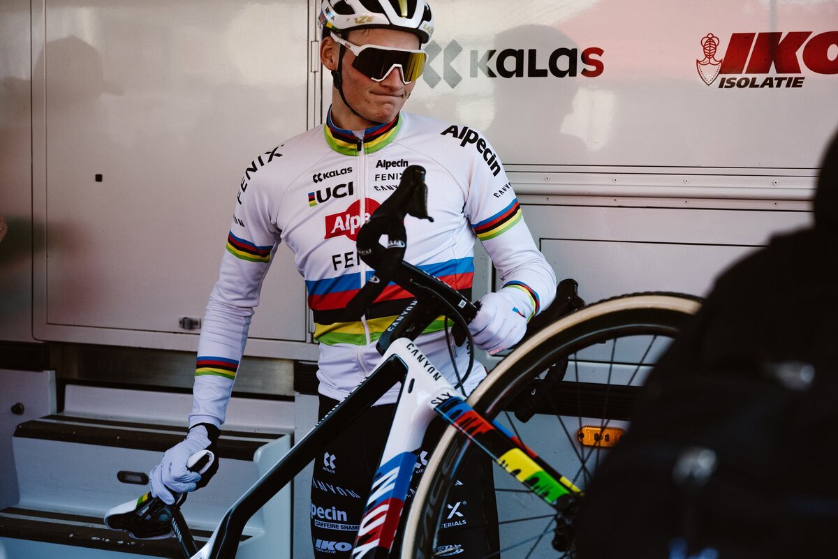 В велокроссе 276 спортсменов. Матье Ван дер пул Alpecin. Кубок мира по велокроссу 24.01.2021. Велокросс Кубок мира 01 01 2021 Хюлст. Чемпионат мира по велокроссу 2020 прямая трансляция.