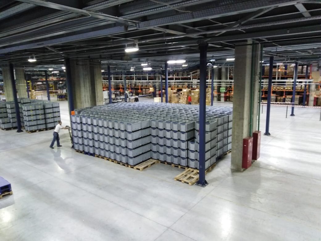 Пластиковые ящики для отборки товара.