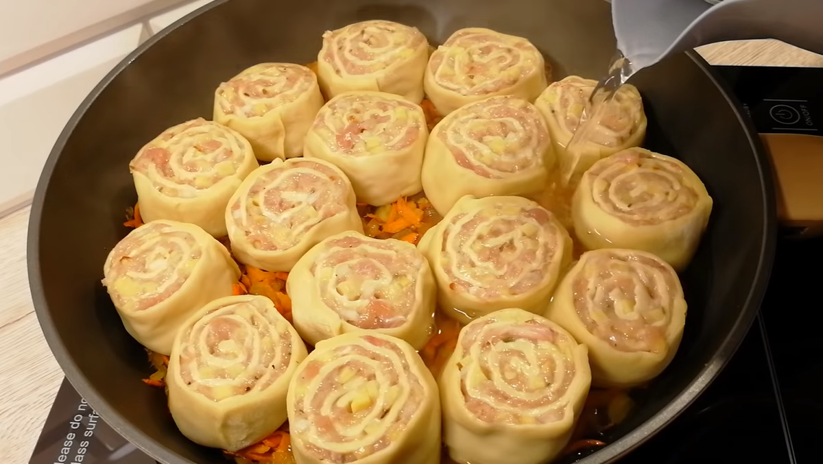 Заливаю до половины высоты рулетов водой