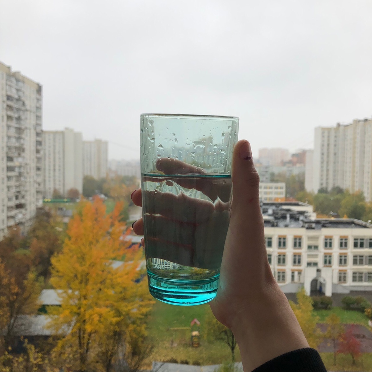 Стакан воды и вид на улицу 800-летия Москвы 