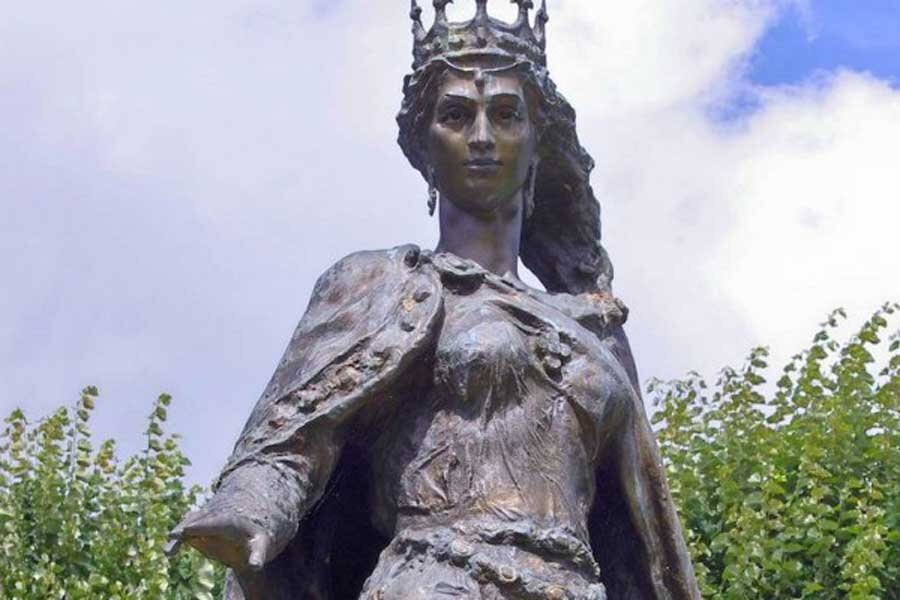 Памятник Анне  https://yandex.ru/images