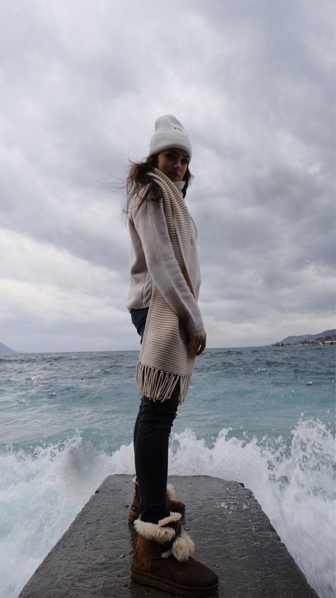 Алина Загитова и волны. Источник фото: instagram.com/azagitova