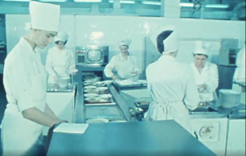 Кадр из сюжета "Рабочая столовая ВЭФа. Программа "Время". Эфир 08.12.1976"