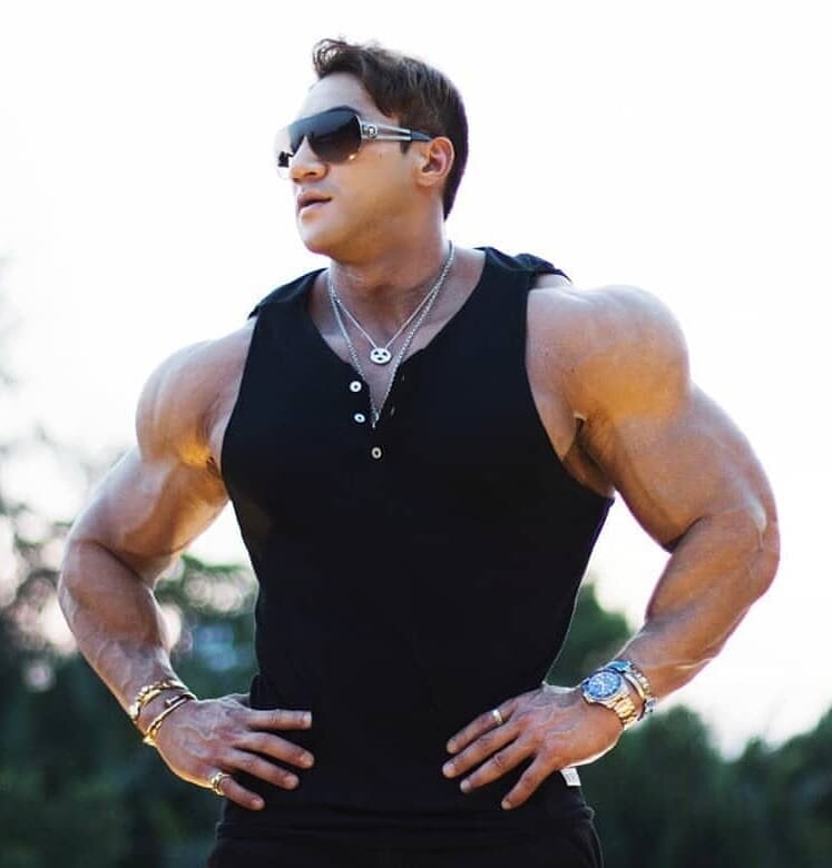 Визитная карточка Чул Суна - огромные плечи (источник фото: инстаграм @chul_soon)