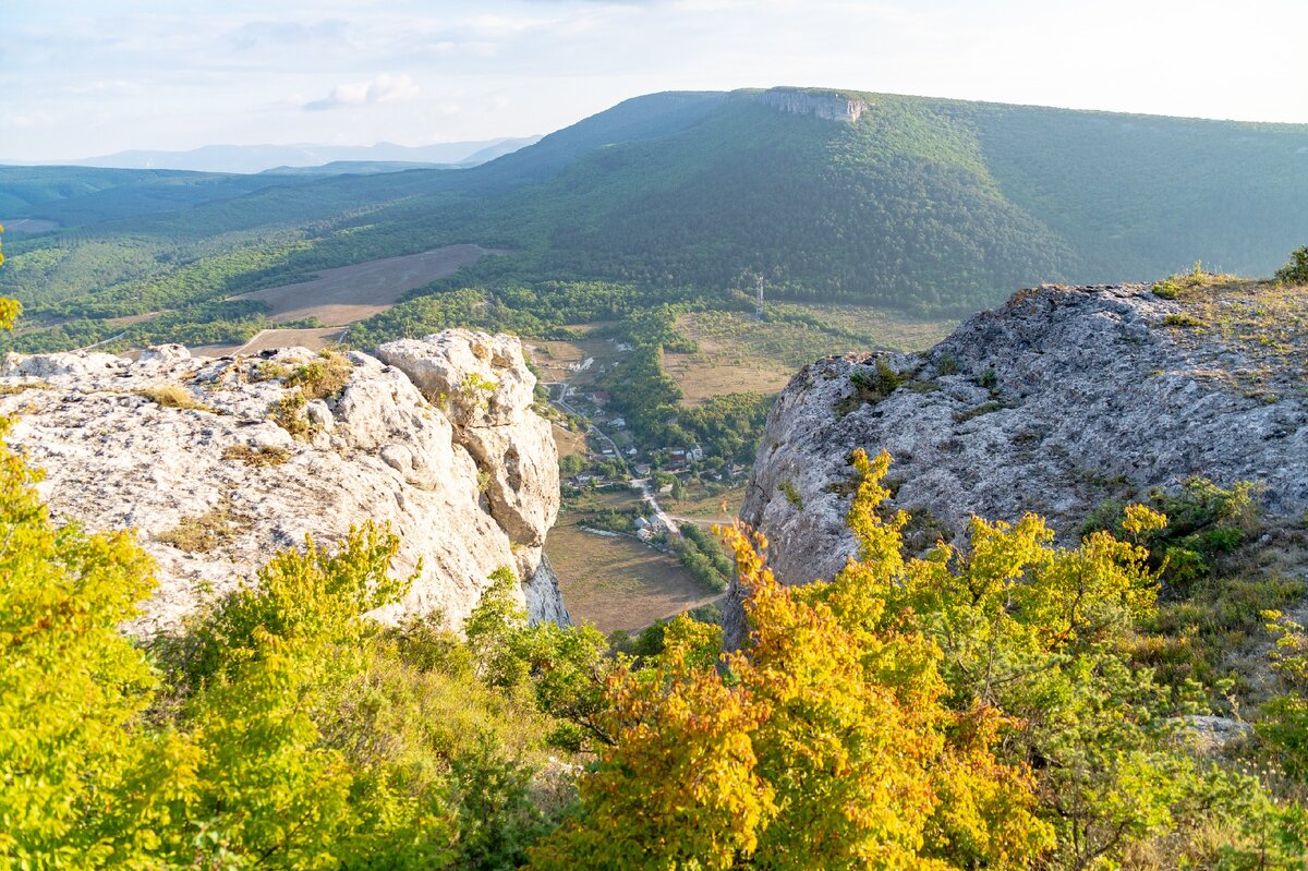 1. Через разлом в скальной кромке яйлы частично видна Баштановка.