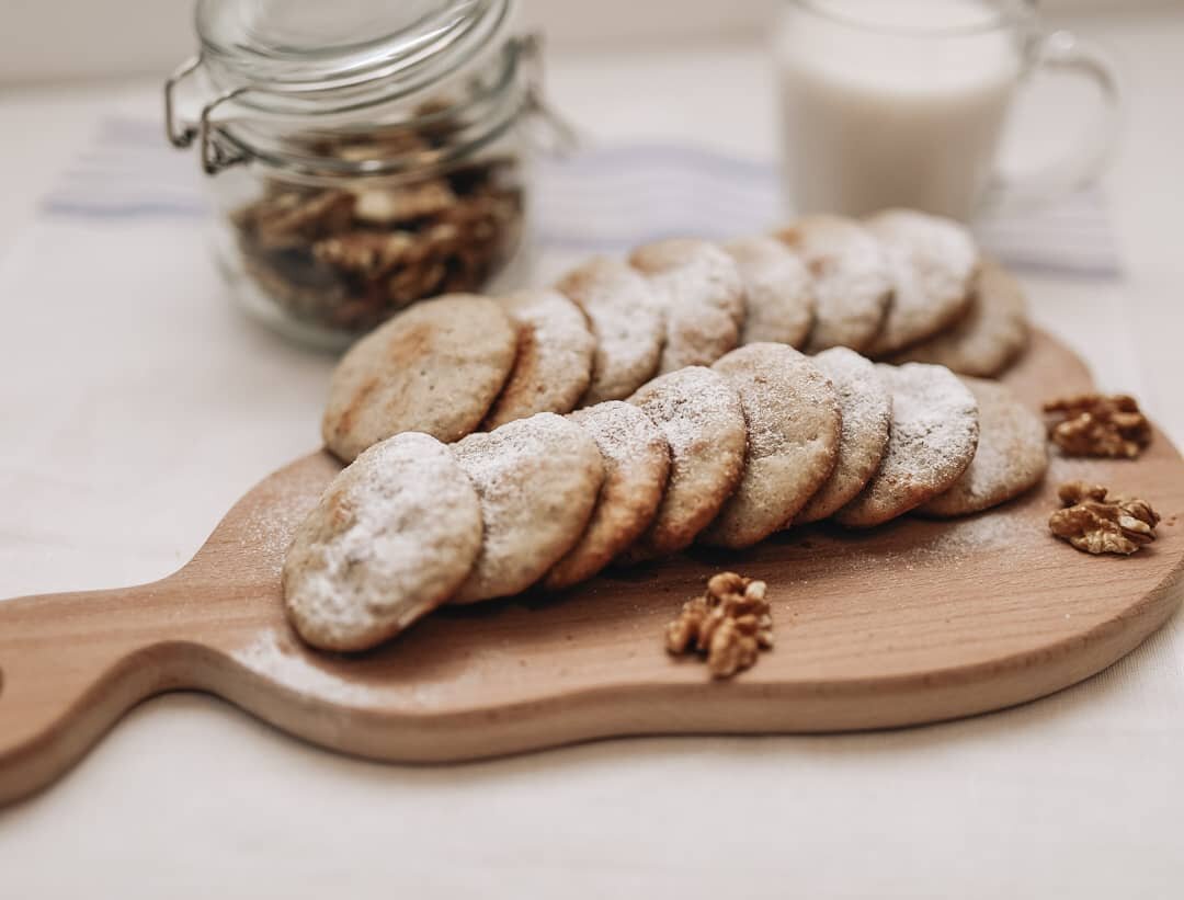 Будничное. Ароматное. Вкусное. Удобно брать с собой. В общем, угощайтесь! 
 🔹️масло сливочное 100 г
🔹️сахар 50 г
🔹️яйцо 2 шт.
🔹️ванилин 1 щепотка
🔹️мука 1 стакан
🔹️грецкие орехи 1 стакан

Орехи перемолоть. Масло размягчить. Смешать все ингредиенты(можно миксером). Готовое тесто поставить в холодильник на 30 мин. Сформировать печененки: отщипывать руками небольшие кусочки, катать шарики и приплюскивать слегка. Выпекать на противне, устланном пергаментом, около 30 минут при 180 гр.

Приятного аппетита 😻