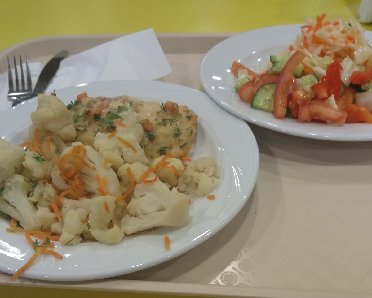 Овощной салат, курица под грибным жульеном и цветная капуста с морковью