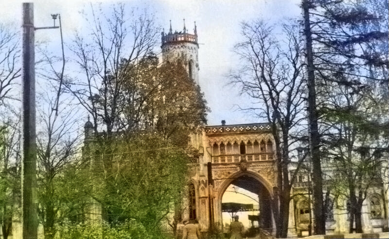 Прогулка у вокзала Новый Петергоф.1941г.