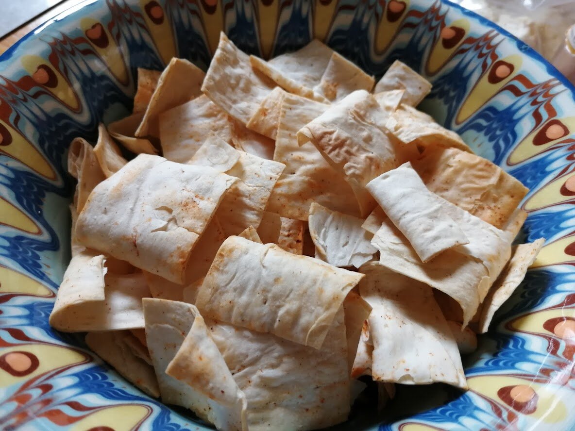 Чипсы из лаваша для итальянского мясного супа от Elementaree. Фото Светы Давыдовой