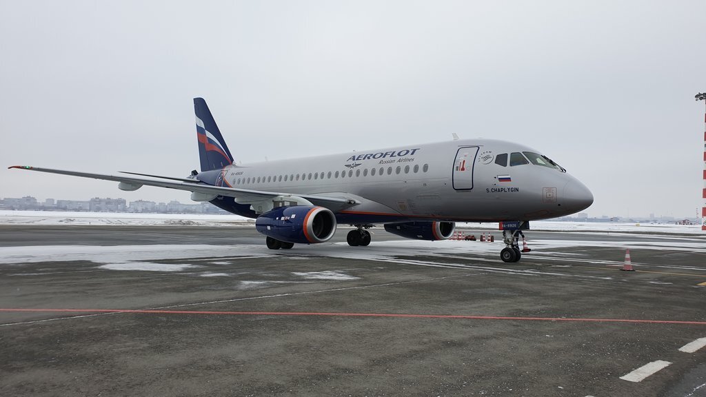  Свеженький суперджет сегодня посетил Омск дневным рейсом из Шереметьево. "Аэрофлот" пополняется 10 суперджетами из новой заказанной партии в 100 штук по контрактам с "ВЭБ лизингом" и Сбербанком. Поставка 100 штук предполагается будет осуществлена в период с 2019 по 2026 гг. Первые 10 самолетов выпущены в 2019 году и часть в январе уже пополнила флот компании. Параллельно компания открывает хаб в Красноярске, где будет забазирован флот под рейсы на Сибирь, Дальний Восток, Юго-Восточую Азию. В конце марта "Аэрофлот" открывает ежедневные рейсы из Красноярска в города Сибири, в т.ч. и Омск на Сухих.

