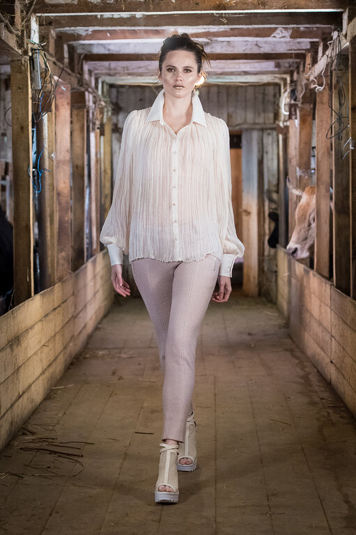 Кадр из фильма Яны Недзвецкой «Что думает о моде дохлый кролик» показ коллекции FW 2016-17 в коровнике
